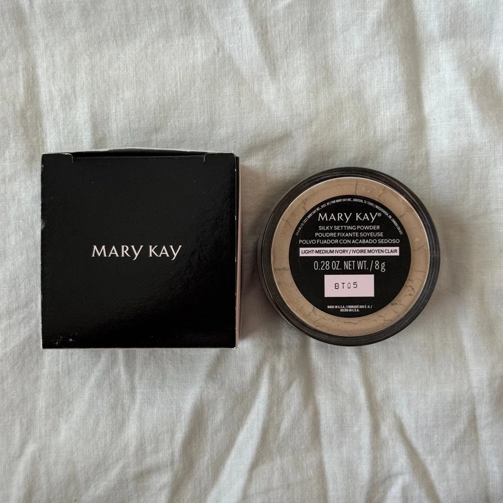 Mary Kay Silky Setting Powder Light-Medium Ivory 0.28 oz Makeup NIB
